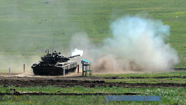 Танк Т-72 на огневом рубеже. Архивное фото Танк Т-72 на огневом рубеже. Архивное фото