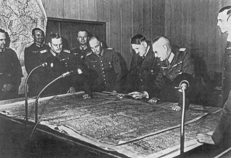 Адольф Гитлер на совещании генерального штаба в 1940 году Адольф Гитлер на совещании генерального штаба в 1940 году