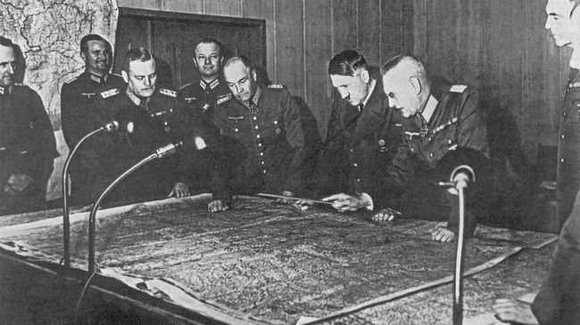 Адольф Гитлер на совещании генерального штаба в 1940 году Адольф Гитлер на совещании генерального штаба в 1940 году