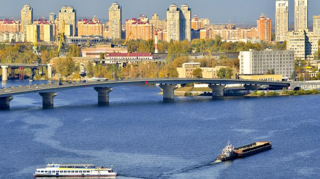 Вид на Киев и мост через Днепр. Архивное фото Вид на Киев и мост через Днепр. Архивное фото