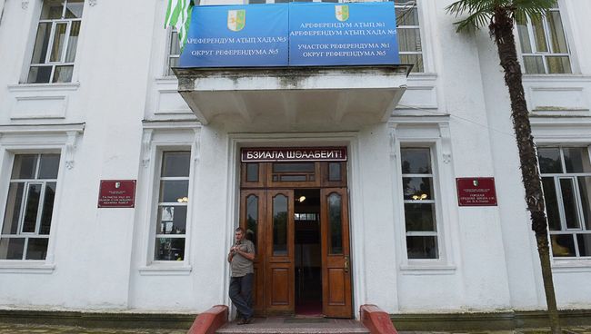 Избирательный участок референдума о досрочных выборах президента Абхазии. 10 июля 2016 Избирательный участок референдума о досрочных выборах президента Абхазии. 10 июля 2016