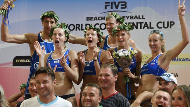 Российские волейболистки радуются победе в полуфинале чемпионата Мирового Континентального кубка по пляжному волейболу в Сочи