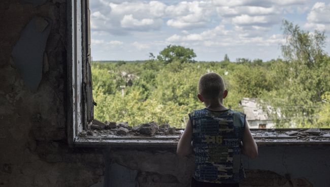 Подросток у окна в разрушенном спортивном зале средней школы поселка Шахты 6/7, ставшей убежищем для местных жителей. Архивное фото Подросток у окна в разрушенном спортивном зале средней школы поселка Шахты 6/7, ставшей убежищем для местных жителей. Архивное фото