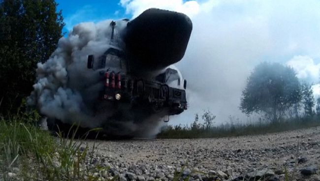Военные меняли колесо на Тополе во время учений РВСН в Тверской области