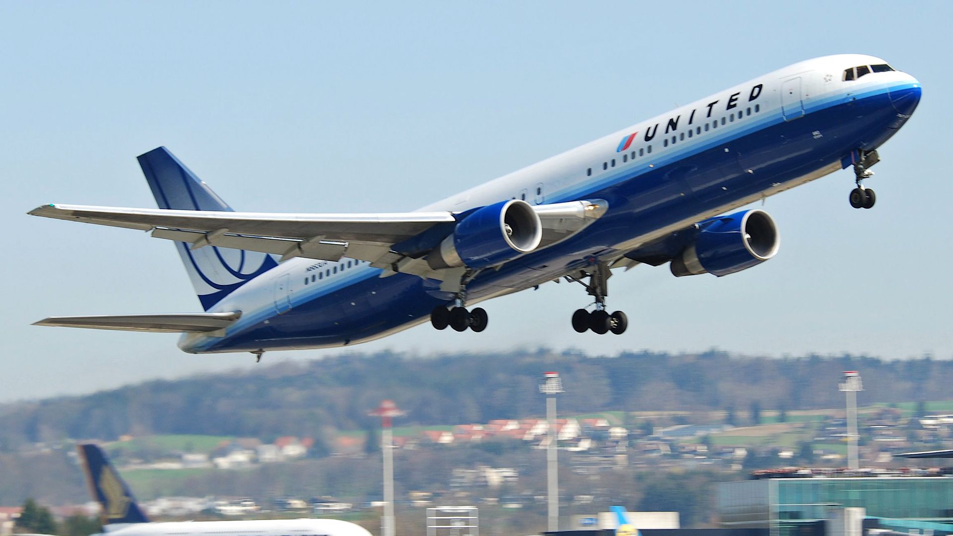 Самолет Boeing 767-300 авиакомпании United Airlines Самолет Boeing 767-300 авиакомпании United Airlines - РИА Новости, 1920, 25.03.2025
