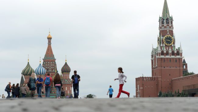 Храм Василия Блаженного и Спасская башня Московского Кремля. Архивное фото