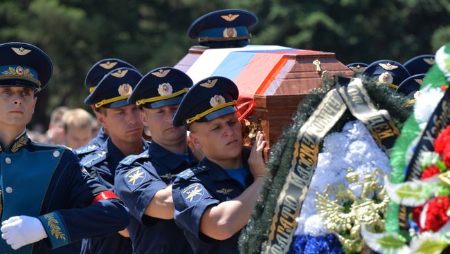 Родственники, горожане и сослуживцы во время прощания с погибшим в Сирии российским военным летчиком-инструктором Ряфагатем Хабибулиным