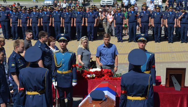 Прощание с погибшим в Сирии российским военным летчиком-инструктором Ряфагатем Хабибулиным