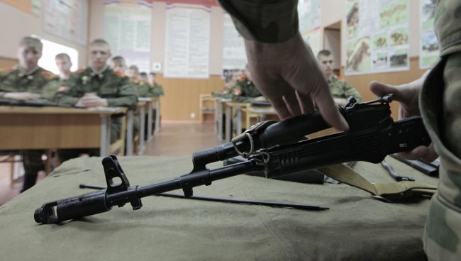 Воспитанники Санкт-Петербургского Суворовского военного училища на занятиях по военной подготовке. Архивное фото Воспитанники Санкт-Петербургского Суворовского военного училища на занятиях по военной подготовке. Архивное фото