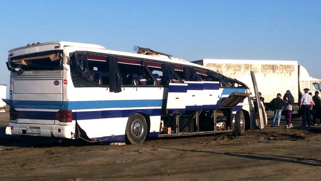 Пассажирский автобус, столкнувшийся c КамАЗом на федеральной автодороге Махачкала - Астрахань у населенного пункта Таловка Тарумовского района Дагестана Пассажирский автобус, столкнувшийся c КамАЗом на федеральной автодороге Махачкала - Астрахань у населенного пункта Таловка Тарумовского района Дагестана