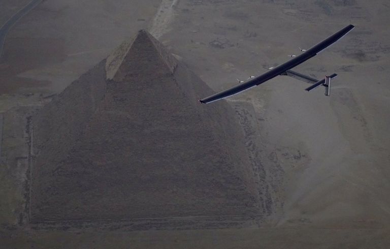 Самолет на солнечных батареях Solar Impulse 2 облетел пирамиды в Гизе Самолет на солнечных батареях Solar Impulse 2 облетел пирамиды в Гизе