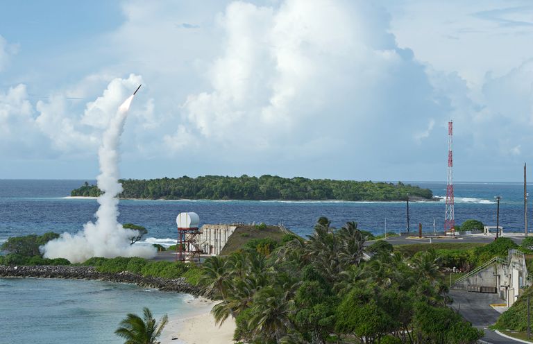 Запуск ракеты американского противоракетного комплекса системы THAAD Запуск ракеты американского противоракетного комплекса системы THAAD