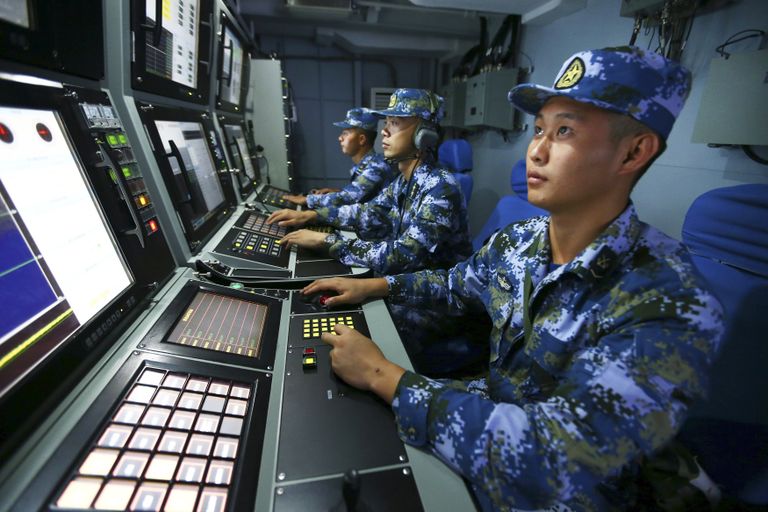 Поиск китайских ВМС на борту ракетного эсминца Хэфэй во время военных учений в водах близ острова Хайнань в Южно-Китайском море Поиск китайских ВМС на борту ракетного эсминца Хэфэй во время военных учений в водах близ острова Хайнань в Южно-Китайском море