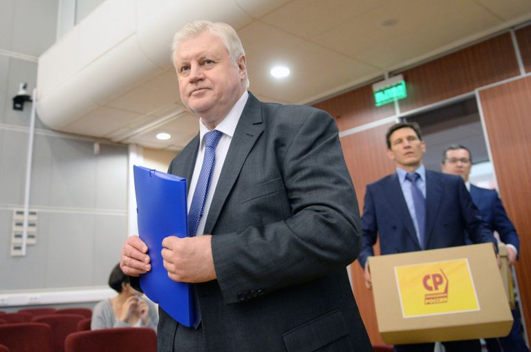 Сергей Миронов представил в ЦИК документы о выдвижении кандидатов в депутаты Госдумы Сергей Миронов представил в ЦИК документы о выдвижении кандидатов в депутаты Госдумы