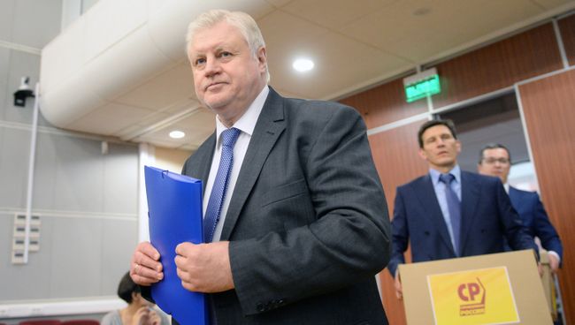 Подача в ЦИК документов о выдвижении кандидатов в депутаты Госдумы от Справедливой России. Архивное фото Подача в ЦИК документов о выдвижении кандидатов в депутаты Госдумы от Справедливой России. Архивное фото