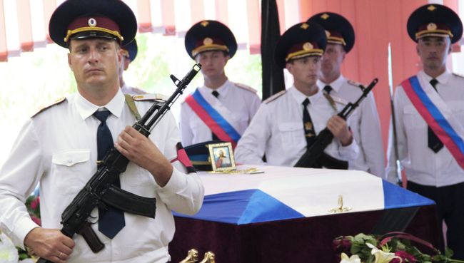 Прощание с погибшим в Сирии российским военным летчиком Евгением Долгиным