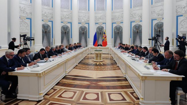 Владимир Путин проводит первое заседание Совета по стратегическому развитию. Архивное фото Владимир Путин проводит первое заседание Совета по стратегическому развитию. Архивное фото