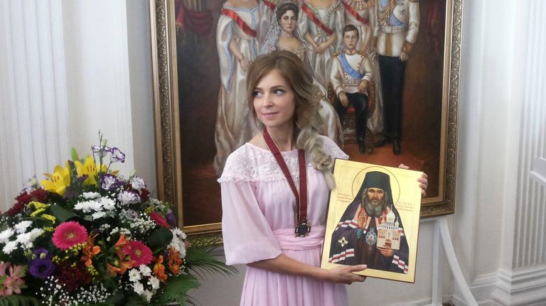 Наталья Поклонская передала в дар Ливадийскому дворцу портрет царской семьи Наталья Поклонская передала в дар Ливадийскому дворцу портрет царской семьи