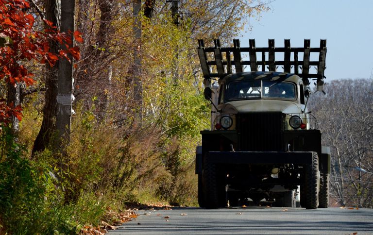 Автомобиль Studebaker с оружейной системой Катюша во время автопробега во Владивостоке 