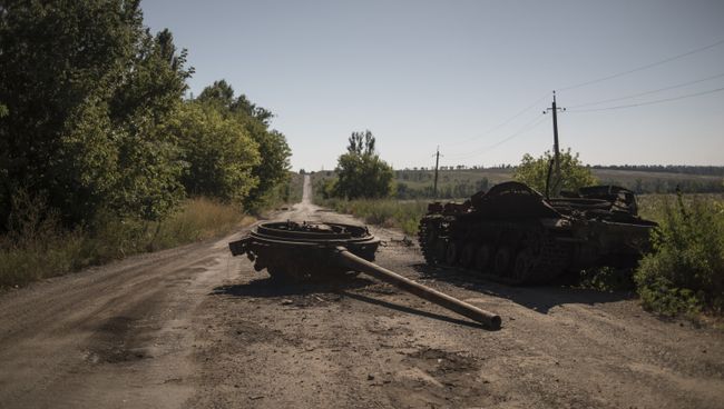 Сгоревшая военная техника в поселке Коминтерново. Архивное фото