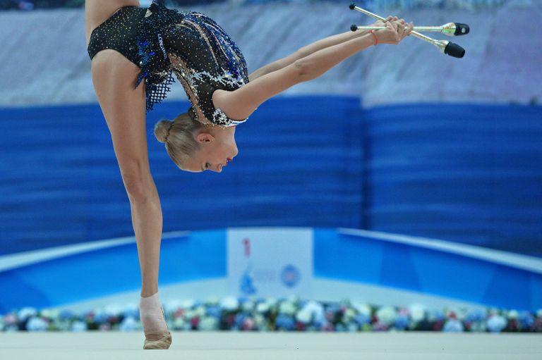 Яна Кудрявцева (Россия) выполняет упражнения с булавами в индивидуальном многоборье на этапе Кубка мира по художественной гимнастике в Казани Яна Кудрявцева (Россия) выполняет упражнения с булавами в индивидуальном многоборье на этапе Кубка мира по художественной гимнастике в Казани