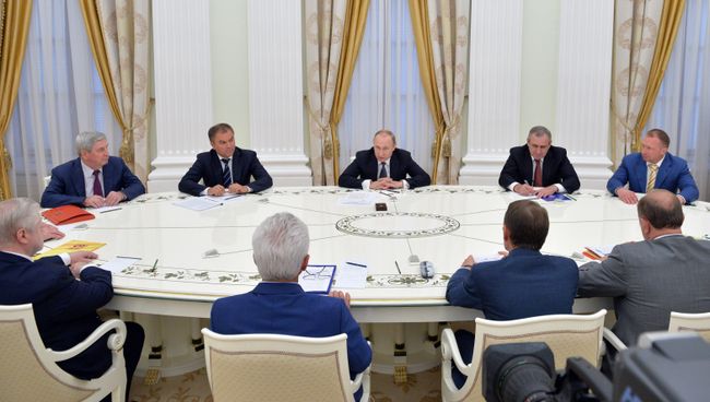 Президент РФ Владимир Путин во время встречи в Кремле с руководителями фракций Государственной Думы РФ Президент РФ Владимир Путин во время встречи в Кремле с руководителями фракций Государственной Думы РФ