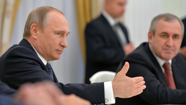 Президент РФ Владимир Путин во время встречи в Кремле с руководителями фракций Государственной Думы РФ Президент РФ Владимир Путин во время встречи в Кремле с руководителями фракций Государственной Думы РФ