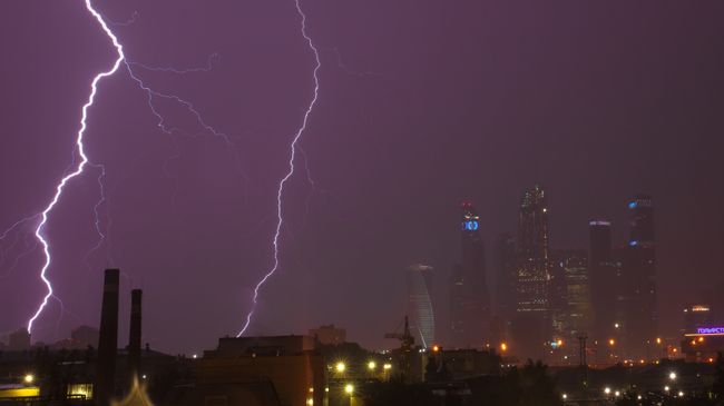 Молния над Московским международным деловым центром Москва-Сити Молния над Московским международным деловым центром Москва-Сити