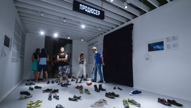 Посетители знакомятся с экспозицией на открытии выставки Вам и не снилось... в Москве Посетители знакомятся с экспозицией на открытии выставки Вам и не снилось... в Москве