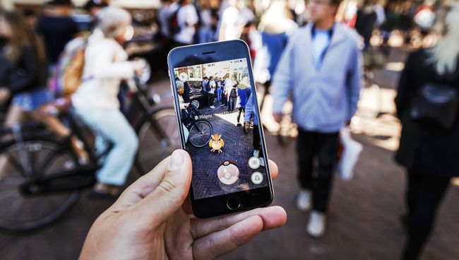 Игра Pokemon Go на экране мобильного телефона