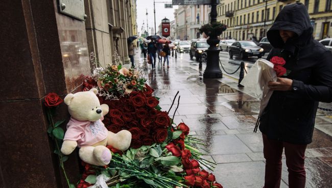 Цветы в память о погибших в Ницце у консульства Франции в Санкт-Петербурге Цветы в память о погибших в Ницце у консульства Франции в Санкт-Петербурге