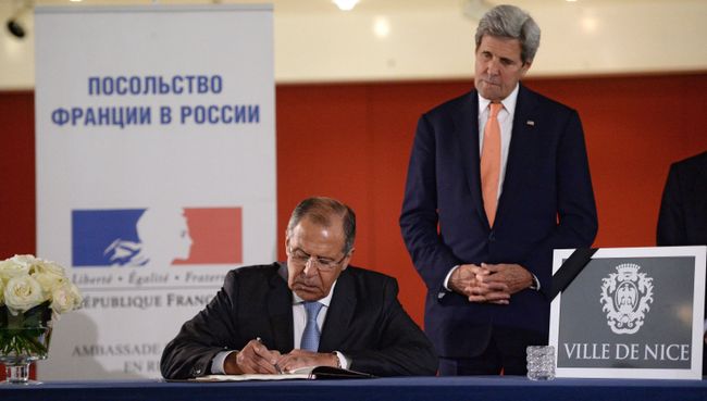 Министр иностранных дел РФ С. Лавров и госсекретарь США Дж. Керри выразили соболезнования в связи с терактом в Ницце