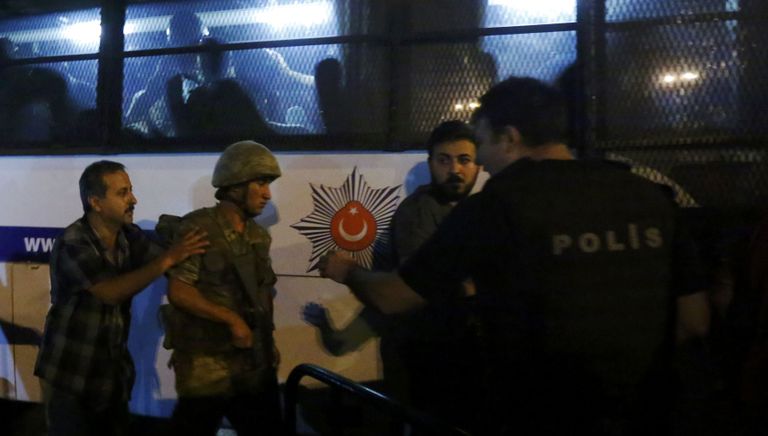 Турецкие военные сдаются полиции в Стамбуле, Турция Турецкие военные сдаются полиции в Стамбуле, Турция