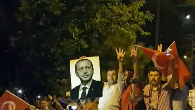 Жители Стамбула вышли с портретом Эрдогана на акцию против военного переворота Жители Стамбула вышли с портретом Эрдогана на акцию против военного переворота