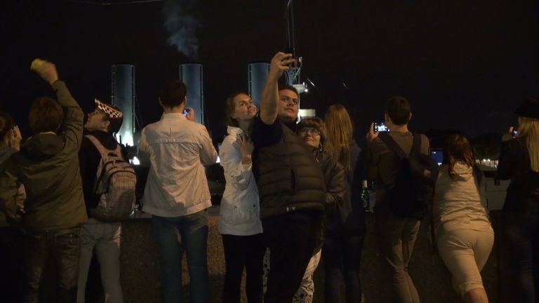 Петербуржцы делали селфи на фоне буксируемого по Неве крейсера Аврора Петербуржцы делали селфи на фоне буксируемого по Неве крейсера Аврора