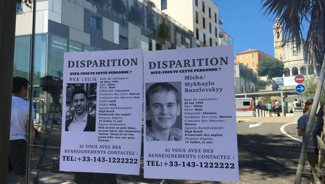 Листовка поиска пропавших без вести возле госпиталя в Ницце, Франция
