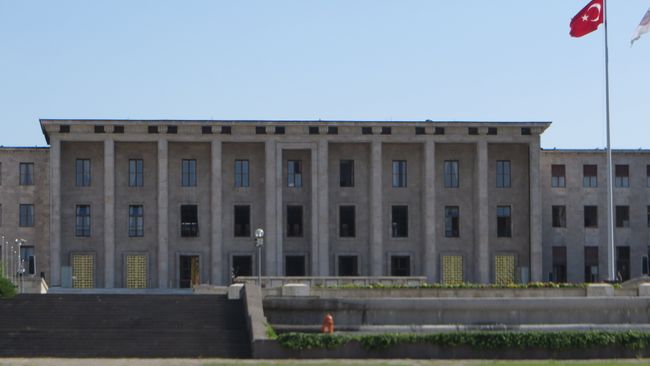 Парламент Турции после обстрела. Архивное фото
