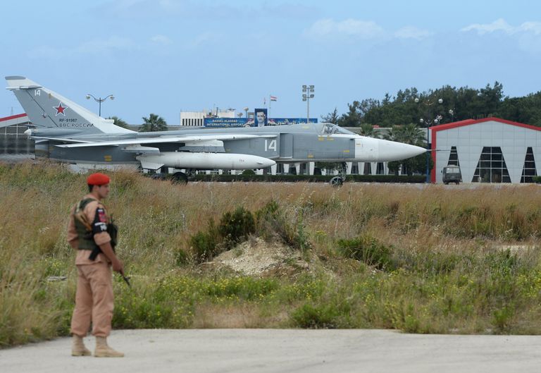 Российский самолет Су-24 на взлетно-посадочной полосе на авиабазе Хмеймим в Сирии Российский самолет Су-24 на взлетно-посадочной полосе на авиабазе Хмеймим в Сирии