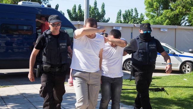 Задержанные турецкие военнослужащие, которые бежали в Грецию на вертолете после попытки военного переворота. Архивное фото Задержанные турецкие военнослужащие, которые бежали в Грецию на вертолете после попытки военного переворота. Архивное фото