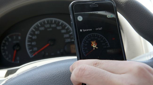 Игра Pokemon Go на экране мобильного телефона Игра Pokemon Go на экране мобильного телефона