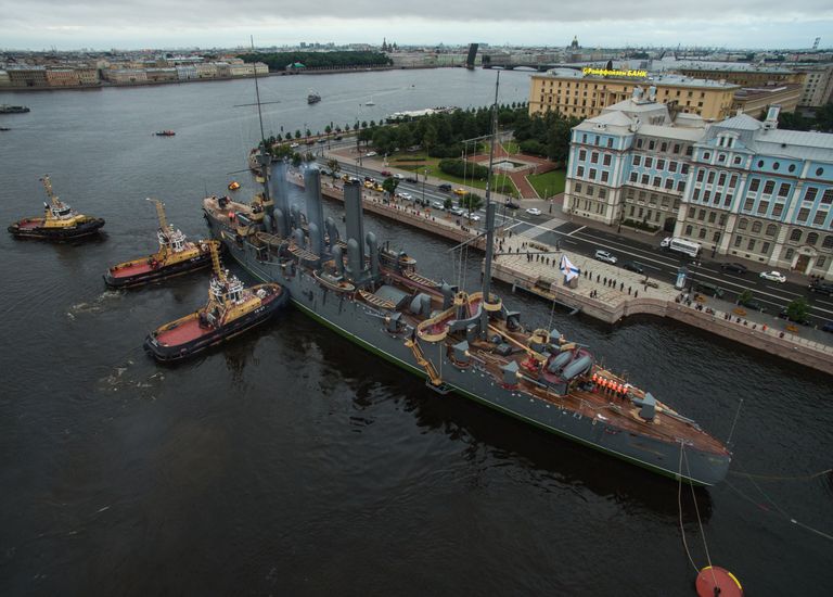 Буксировка крейсера Аврора к месту постоянной стоянки у Петроградской набережной