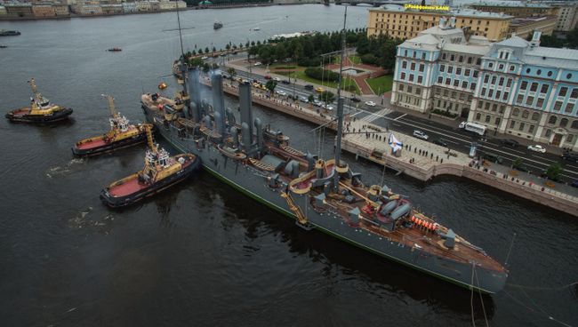 Буксировка крейсера Аврора к месту постоянной стоянки у Петроградской набережной Буксировка крейсера Аврора к месту постоянной стоянки у Петроградской набережной
