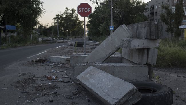 Пустые улицы поселка в Донецкой области. Архивное фото