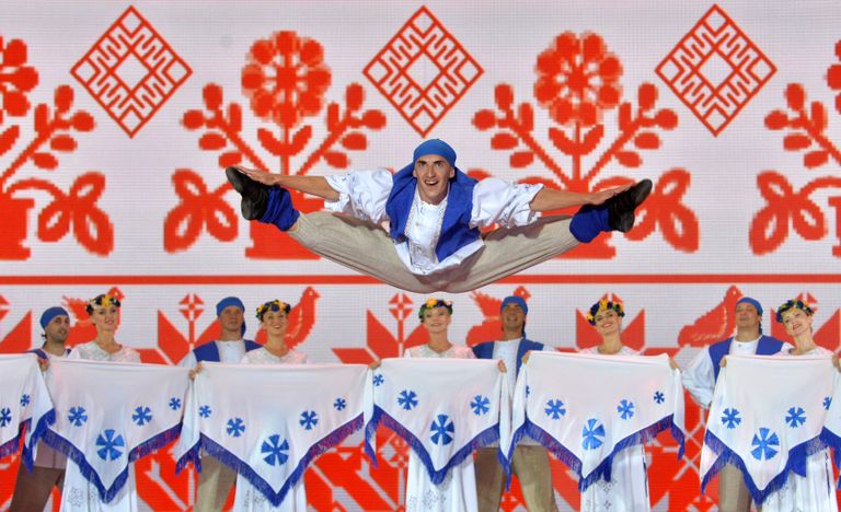 Участники государственного ансамбля танца Белоруссии выступают на открытии XXV Международного фестиваля искусств Славянский базар в Витебске Участники государственного ансамбля танца Белоруссии выступают на открытии XXV Международного фестиваля искусств Славянский базар в Витебске