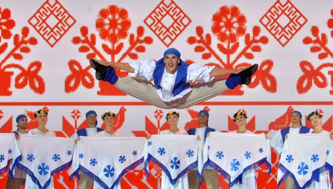Участники государственного ансамбля танца Белоруссии выступают на открытии XXV Международного фестиваля искусств Славянский базар в Витебске Участники государственного ансамбля танца Белоруссии выступают на открытии XXV Международного фестиваля искусств Славянский базар в Витебске