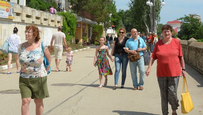 Жители и туристы на центральной набережной Феодосии. Архивное фото Жители и туристы на центральной набережной Феодосии. Архивное фото