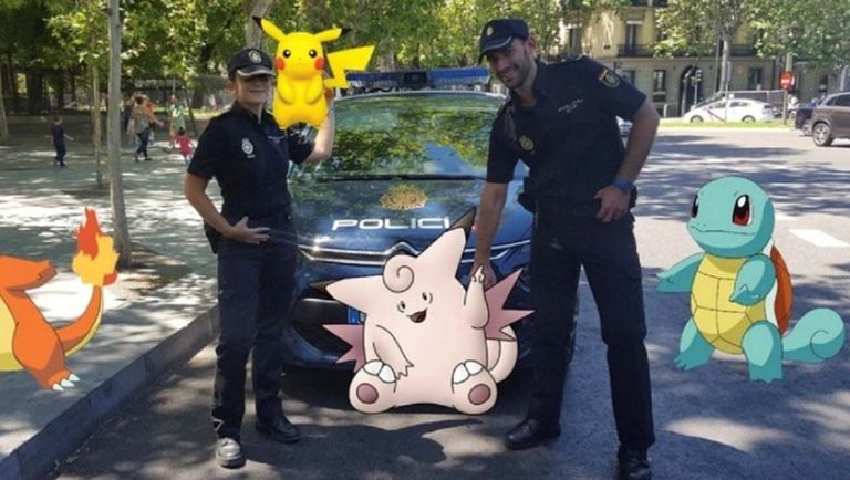 Сотрудники испанской полиции с персонажами Pokemon Go Сотрудники испанской полиции с персонажами Pokemon Go