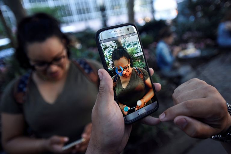 Игра в Pokemon Go на улице Нью-Йорка, США Игра в Pokemon Go на улице Нью-Йорка, США