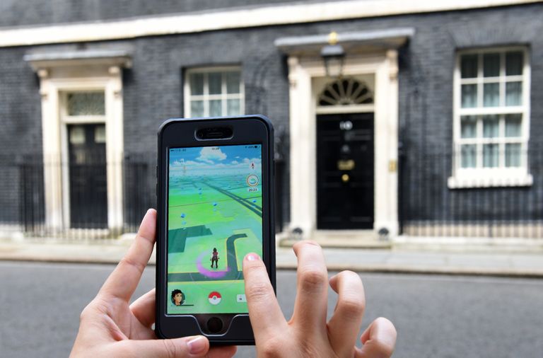 Игра Pokemon Go в Лондоне, Великобритания Игра Pokemon Go в Лондоне, Великобритания