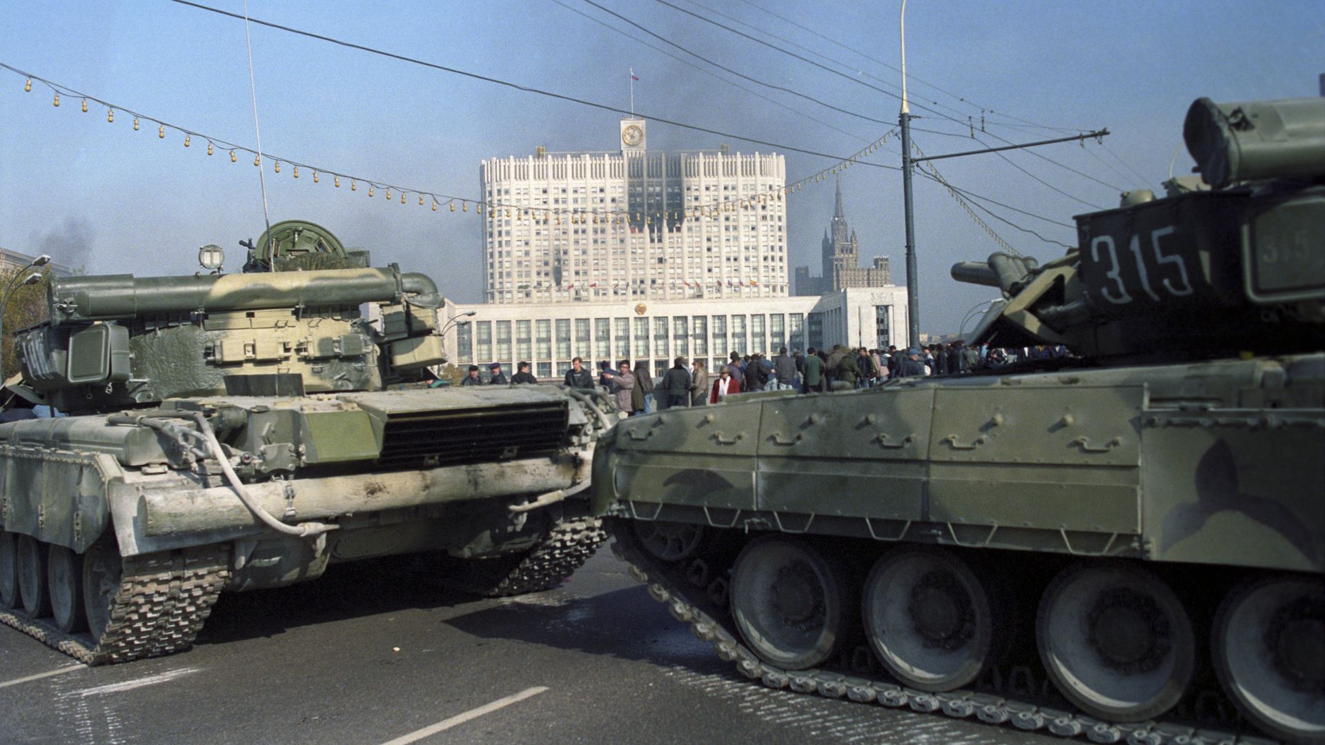 Танки у Дома Советов России, 4 октября 1993 Танки у Дома Советов России, 4 октября 1993 - РИА Новости, 1920, 05.10.2023